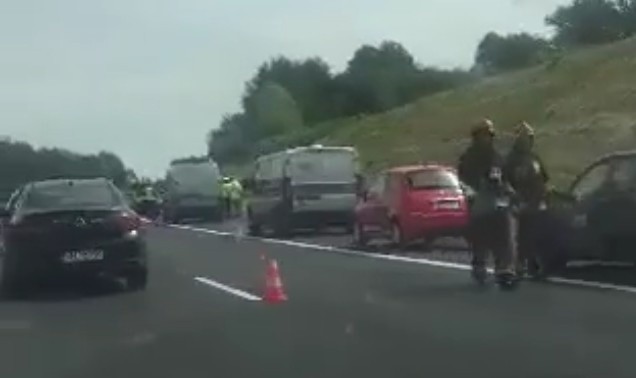 Wypadek na S1 w Bielsku-Białej. Cudem kobieta, która kierowała samochodem, przeżyła.