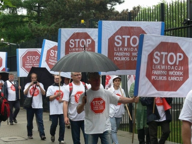 Pracownicy likwidowanego Polmosu w łańcucie protestują przed Ambasadą Francuską.