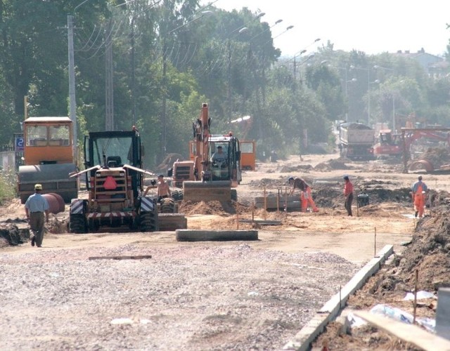 Przebudowa ulicy Słowackiego powinna zakończyć się do końca lipca, tymczasem nadal prowadzone są prace ziemne.
