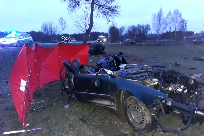Trasa Dąbrowy – Myszyniec. Tragiczny wypadek. Auto rozpadło się na pół. 19-latek nie żyje (zdjęcia)