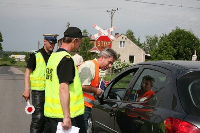 Policjanci, przedstawiciel kolei i Służby Ochrony Kolei na przejeździe w Nowej Woli Gołębiowskiej prowadzili akcję "Zatrzymaj się i żyj".