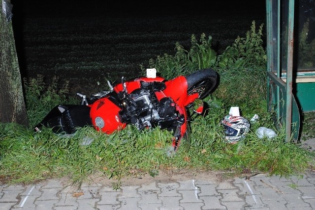 Kierowca motocykla honda na szczęście nie odniósł poważniejszych obrażeń. 