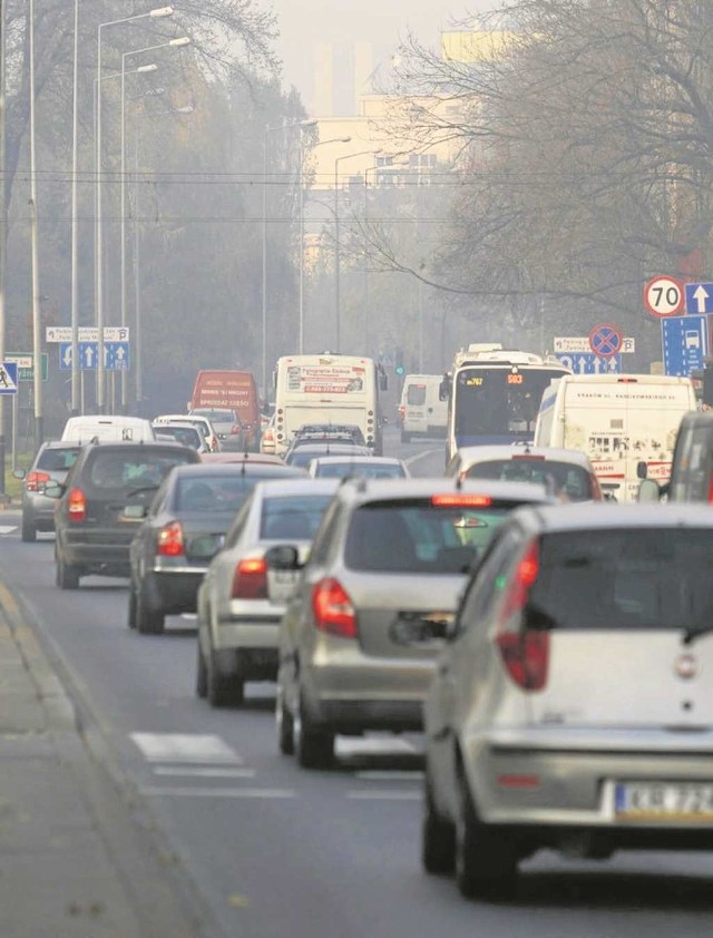 Podczas smogu zaleca się przesiadkę z auta na komunikację miejską