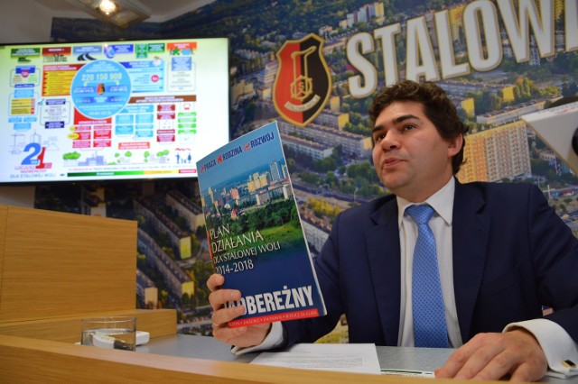 Prezydent Lucjusz Nadbereżny pokazywał kolorowe wykresy dla podkreślenia co udało się zrobić w mieście przez dwa lata