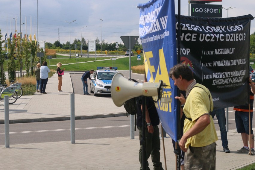 Pikieta z hasłami przeciw LGBT przed sklepem IKEA w Lublinie