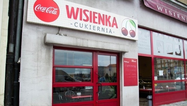 2022 rok. Kawiarnia i cukiernia Wisienka w Gliwicach przy ulicy Zwycięstwa, tuż obok Skweru Europejskiego nad DTŚ.