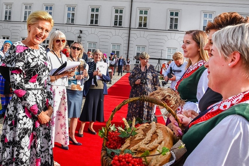 Wieniec dożynkowy z Łoniowa wyróżniony na dożynkach w Pałacu Prezydenckim. Andrzej Duda dostał w prezencie wino i ogórki [ZDJĘCIA]