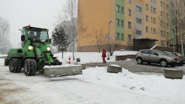 Nowe przeszkody, w postaci betonowych donic, stanęły w pobliżu wieżowca przy ulicy Sandomierskiej 16.