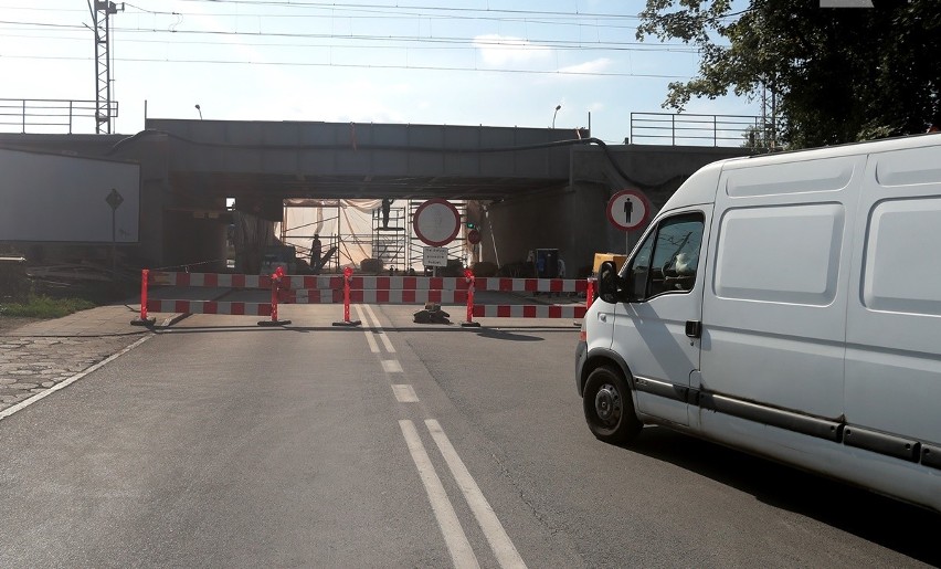 PKP zamknęło w Szczecinie ważny przejazd po cichu. Kierowcy są zdenerwowani