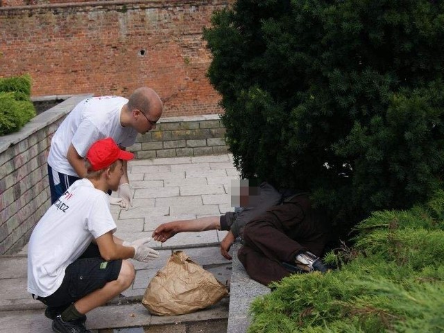 Wolontariusze z PCK często pomagali bezdomnym