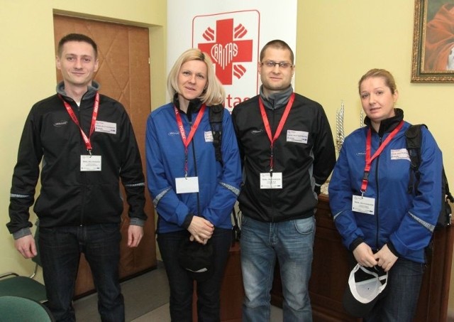 Konrad Szczepański (od lewej), Agnieszka Wolszczak, Tomasz Michna i Kamila Gawor, to streetworkerzy pomagający bezdomnym przetrwać zimę.