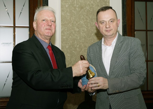 Na zdjęciu Andrzej Wysocki (z prawej) przekazuje tytuł Andrzejowi Raczyńskiemu.