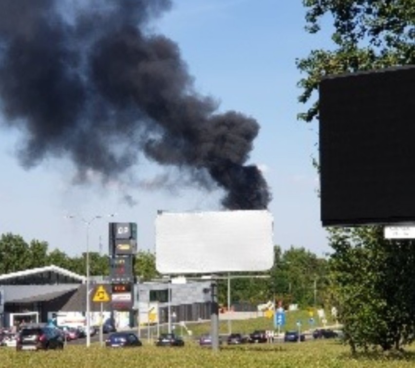 Wielki pożar opon w Mysłowicach. Słup czarnego dymu nad...