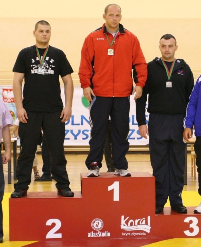 Na podium zapaśnicy Czarnych Połaniec -  &#8222;złoty&#8221; Wiktor Skrobacz i &#8222;brązowy&#8221; (z prawej) Sebastian Zimoląg.