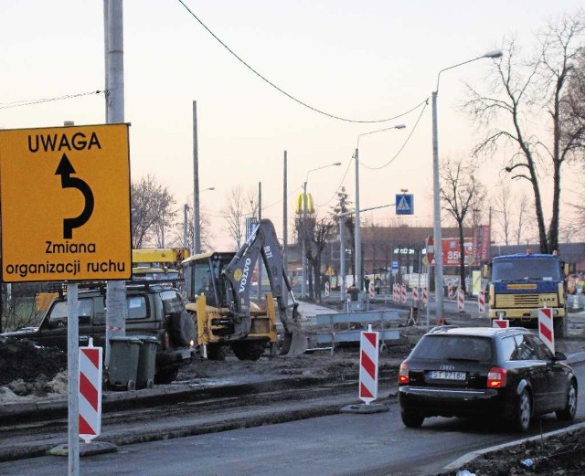 Na budowie ronda na ulicy Konarskiego drogowcy wylali asfalt na fragmencie jezdni. Zmieniła się częściowo organizacja ruchu