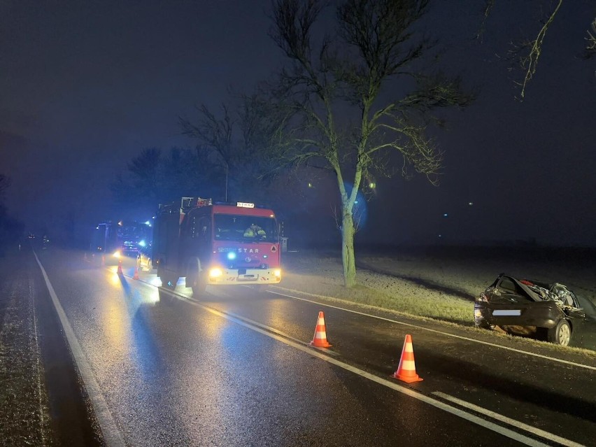 Wypadek na DK15 w Czeluścinie. Samochód uderzył w drzewo i...
