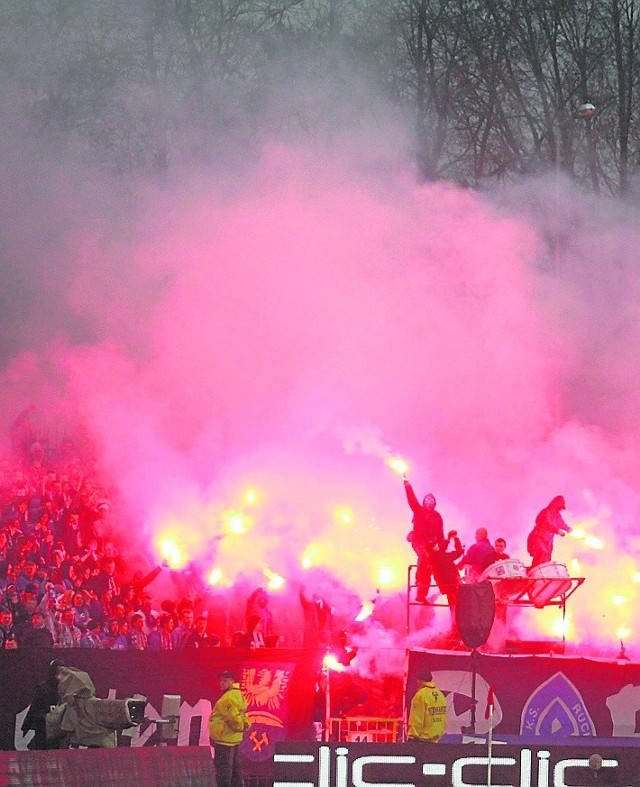 W trakcie Wielkich Derbów Śląska w kwietniu 2012 r. w Chorzowie doszło do starć kibiców Ruchu i Górnika, ale meczu nie przerwano