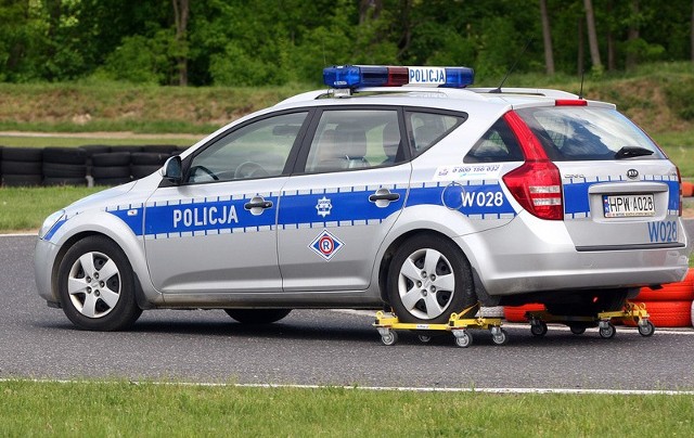 Zestaw skrętnych kółek zamocowany zamiast tylnych kół symuluje poślizg poprzez pozbawienie stabilności tyłu auta. 