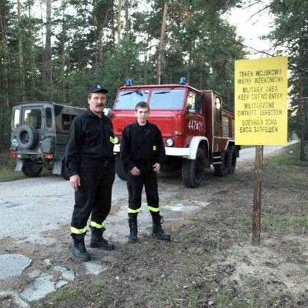 Terenów poligonowych pilnuje żandarmeria, ale często pomagają także strażacy-ochotnicy. Na zdjęciu ogniowcy z Trzebowa - Zbigniew Śliwiński i Tomasz Ziobro - doglądający swojego terenu.