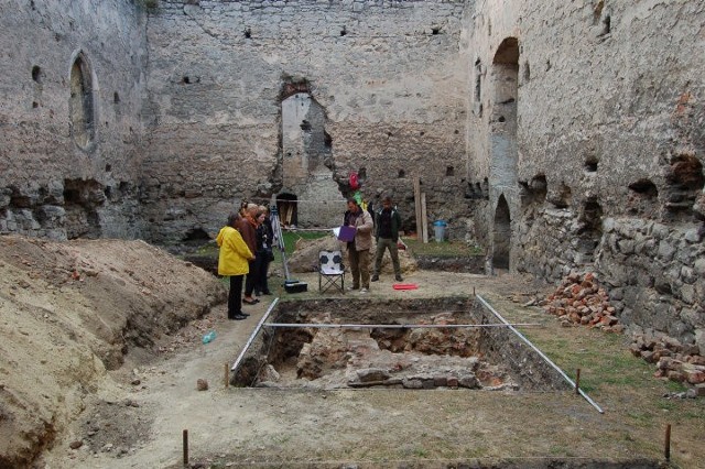 Archeolodzy &#8222;pod lupę&#8221; wzięli tak zwaną salę rycerską zamku.