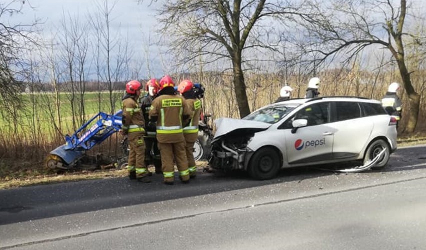 Wypadek w Starej Gadce. Samochód osobowy zderzył się z ciągnikiem ZDJĘCIA