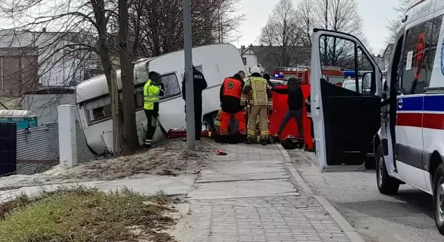 Do zdarzenia doszło dziś rano ok. godz. 10.30 na ul. Starego Urzędu w Czersku. - Samochód osobowy typu suv ciągnął przyczepę kempingową, z nieustalonych przyczyn ta przyczepa się odczepiła i z całym impetem przygniotła kobietę idącą chodnikiem - mówi mł. brygadier Henryk Koźlewicz, oficer prasowy Komendy Powiatowej Państwowej Straży Pożarnej w Chojnicach. Jak mówi nam Andrzej Kuchenbecker, komendant miejsko-gminny Ochotniczej Straży Pożarnej w Czersku, piesza miała ok. 40 lat i dwoje dzieci. Zginęła na miejscu. [cyt]- Szła w kierunku centrum miasta, w tym samym kierunku jechał jeep. Na mostku musiało go podbić, bo tam jest takie wzniesienie. Prawdopodobnie wtedy nieszczęśliwie odpiął się zaczep od haka i przyczepa wyleciała.  Jakby piesza szła w przeciwnym kierunku, to może by zauważyła przyczepę i zdążyłaby odskoczyć. [/cyt]Niestety, kobieta została uderzona przyczepą w plecy. Uderzenie było tak silne, że poszkodowana znalazła się między drzewem a przyczepą.  Trzeba było odholować przyczepę, by przystąpić do reanimacji. Niestety, obrażenie, w tym głowy, były zbyt poważne...  Teraz policja będzie badać, czy przyczepka była wadliwa lub uszkodzona. Kierowcą jeepa był mieszkaniec powiatu tucholskiego.