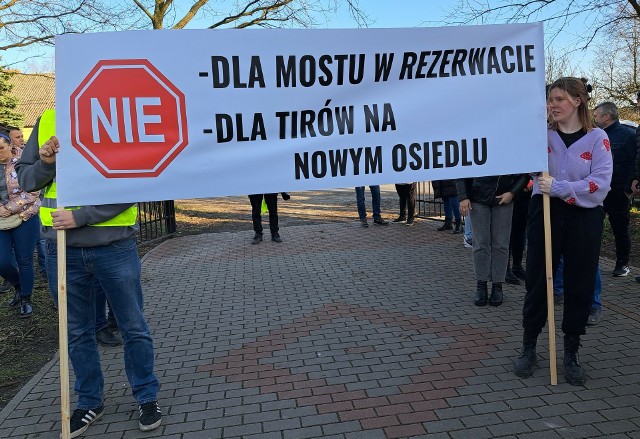 Protest mieszkańców Nowej Wsi pod Toruniem przeciw budowie mostu przez Drwęcę