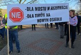 Protest w Nowej Wsi: "Panie wójcie, posłuchaj, tego mostu to my nie chcemy"