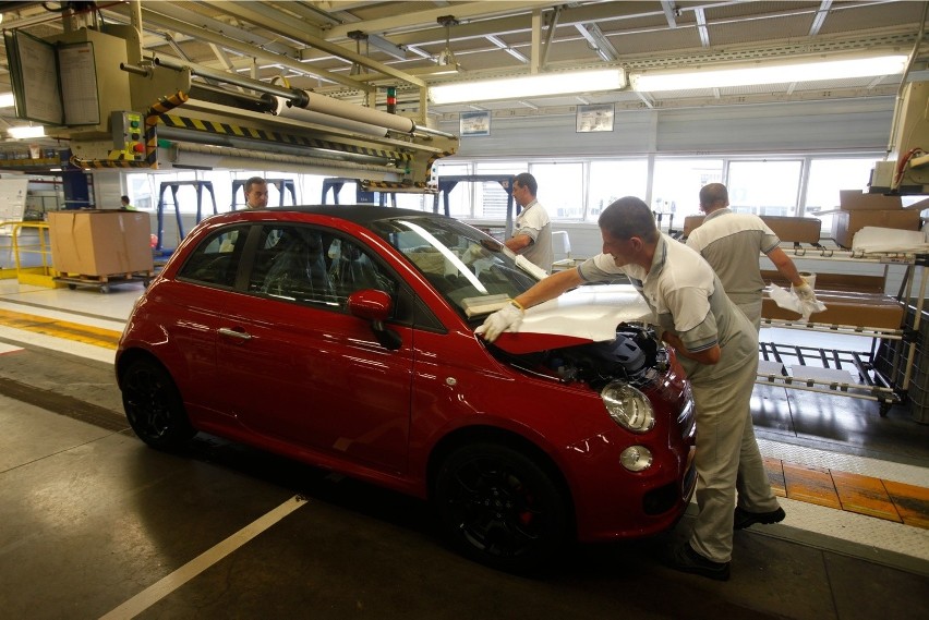 Linia inia produkcyjna w fabryce samochodów Fiat w Tychach.