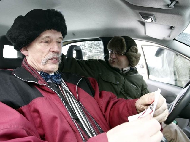 We wtorek Ireneusz Dzieszko i Janusz Korwin - Mikke żółtym fiatem pandą jeździli buspasami na Al. Sikorskiego. Na aucie była naklejka "Stop buc-pasom&#8221;.