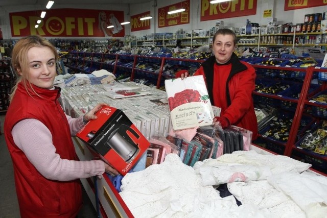 Marta Jasińska i Dominika Michalska-Piątek pokazują, co do domu możemy kupić w centrum PROFIT.