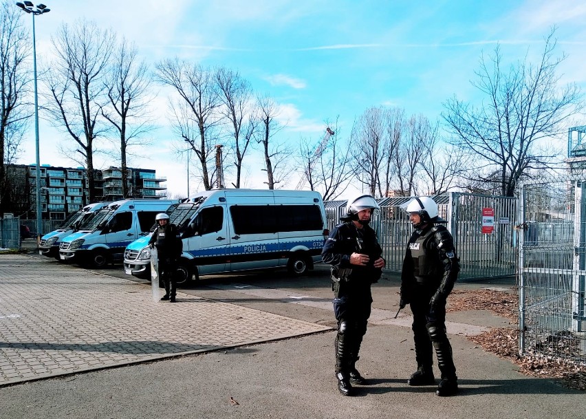 Setki policjantów zabezpieczało krakowskie derby [ZDJĘCIA]