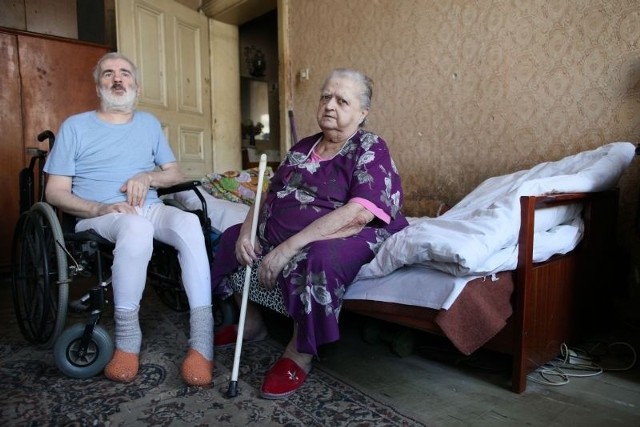 Mirosław Maracz ma stary niesprawny wózek inwalidzki, który w każdej chwili może się rozsypać. Nie posiada łóżka rehabilitacyjnego, śpi na starej wersalce.