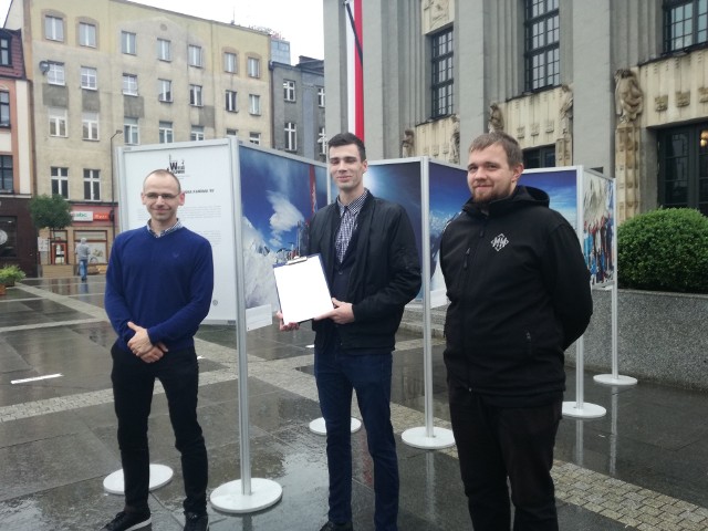 Przedstawiciele Młodzieży Wszechpolskiej zwołali w czwartek briefing na rynku w Katowicach