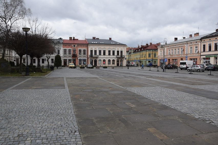 Nowy Sącz. Parking na płycie rynku został zlikwidowany. Nie można już tam pozostawiać pojazdów [ZDJĘCIA]