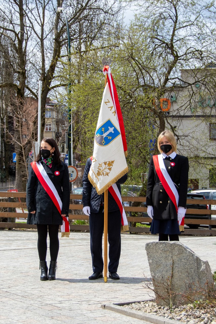 Zakopane. Obchody Święta Konstytucji 3 Maja. Kwiaty pod Pomnikiem Grunwaldzkim
