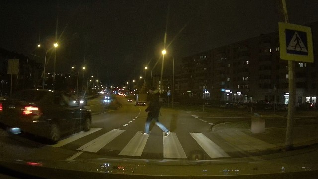 Kierowca ominął auto przed przejściem i omal nie przejechał pieszego na Żeromskiego w Białymstoku