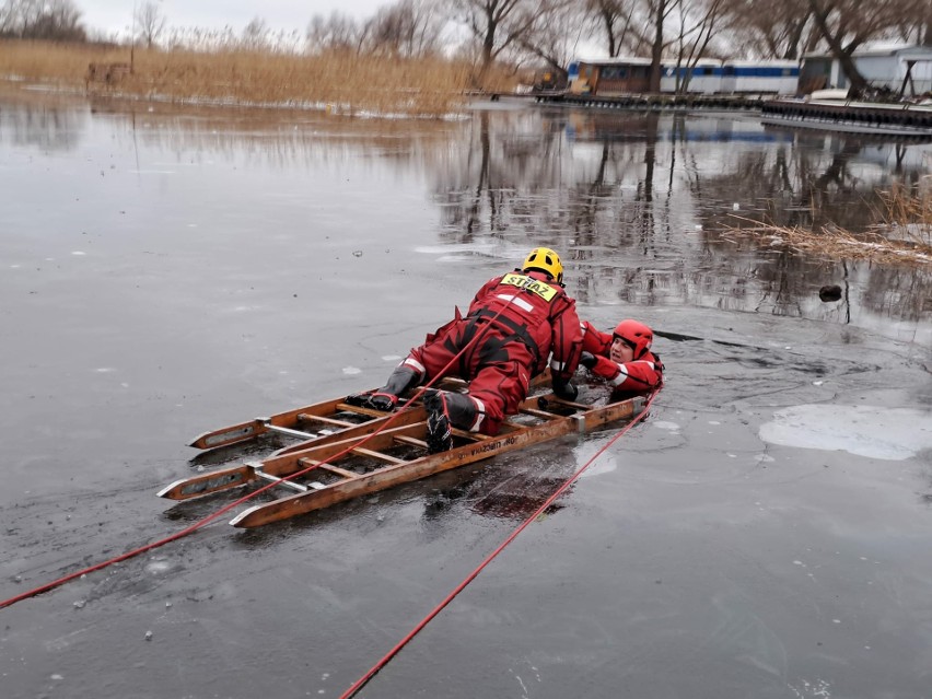 Ćwiczenia strażaków na jeziorze Dąbie