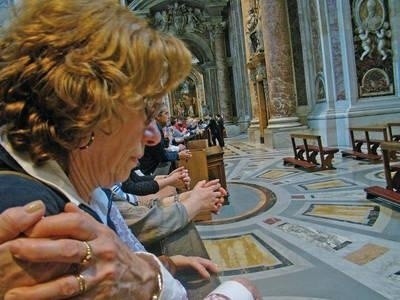Przed grobem Jana Pawła II w Bazylice św. Piotra wciąż tłumy pielgrzymów Fot. Barbara Rotter-Stankiewicz