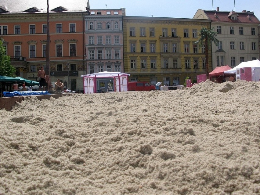 Wrocław: 180 ton piasku na placu Solnym. Powstaje plaża (ZDJĘCIA)