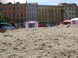 Wrocław: 180 ton piasku na placu Solnym. Powstaje plaża (ZDJĘCIA)