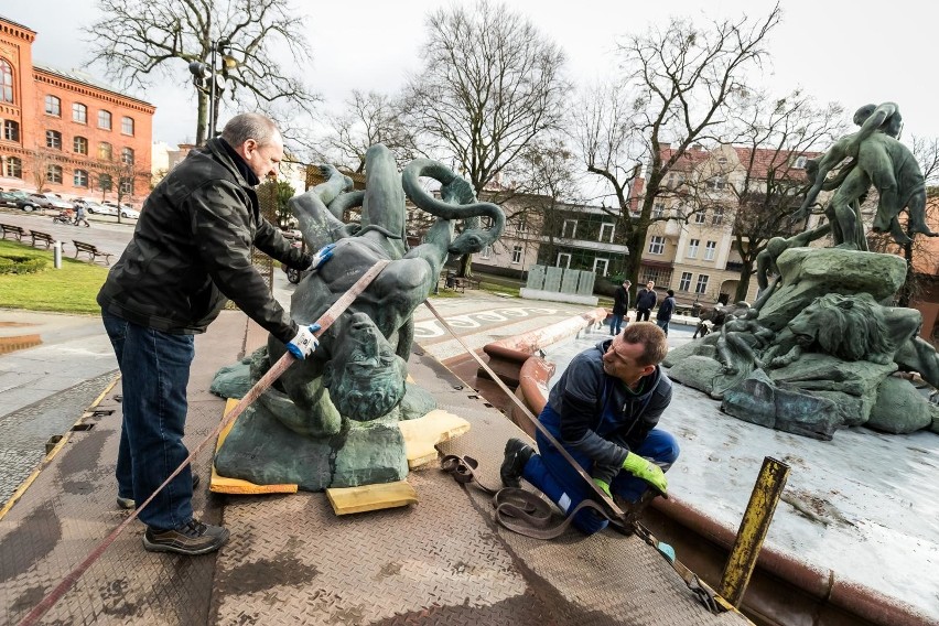 Rzeźba została zdemontowana i wywieziona na lawecie do...