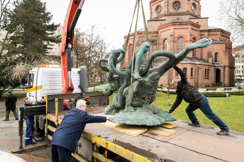 Rzeźba została zdemontowana i wywieziona na lawecie do...