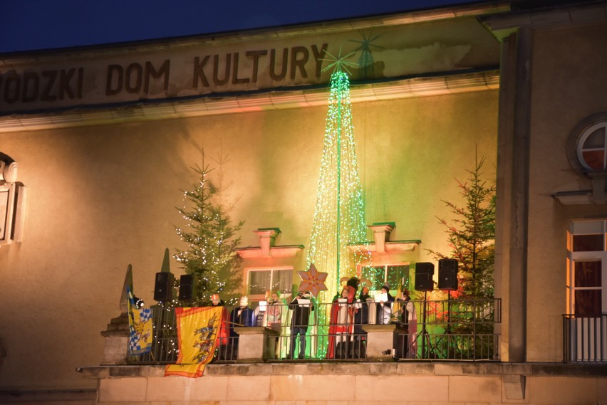 Wspólne śpiewanie kolęd i pastorałek przed Wojewódzkim Domem Kultury w Kielcach [WIDEO, ZDJĘCIA]