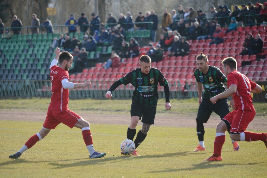 Hummel 4. Liga. Piłkarze Staru Starachowice pewnie wygrali z Nidą Pińczów 5:0. Zobacz zdjęcia i wideo ze spotkania