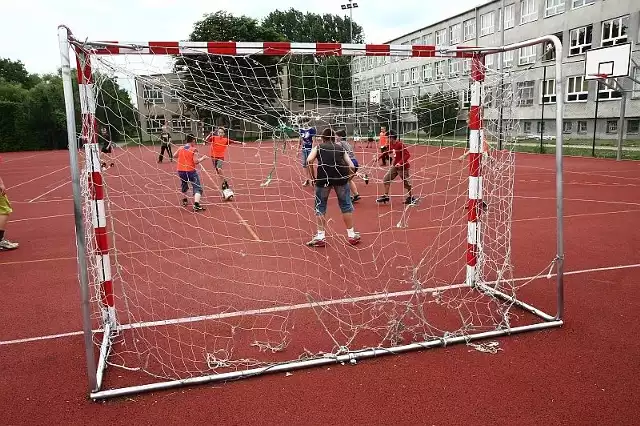 Na boiskach króluje piłka nożna. Na orliku Zespołu Szkół Handlowo-Ekonomicznych Białystok przy ul. Bema nad dziećmi czuwa animator.  Na inne takie boiska młodzież musi przychodzić z pełnoletnimi opiekunami.