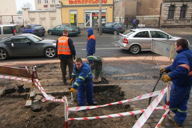 Według relacji naszych Czytelników wczoraj przy ulicy Gdańskiej ruch pojazdów utrudniała pracująca tam koparka