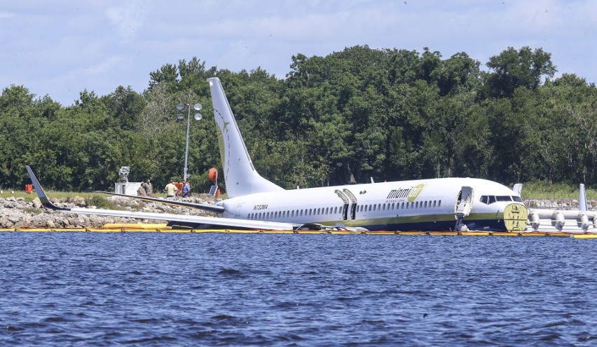 Boeing 737 w rzece św. Jana
