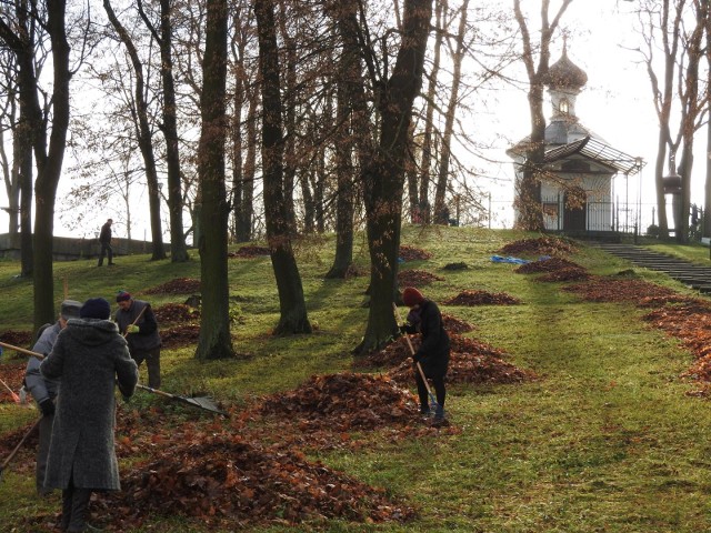 Kilkudziesięciu wiernych posprzątało wzgórze św. Marii Magdaleny w Białymstoku