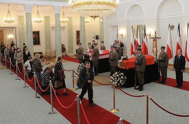 Warszawiacy składają hołd prezydentowi i jego małżonce w Pałacu Prezydenckim.